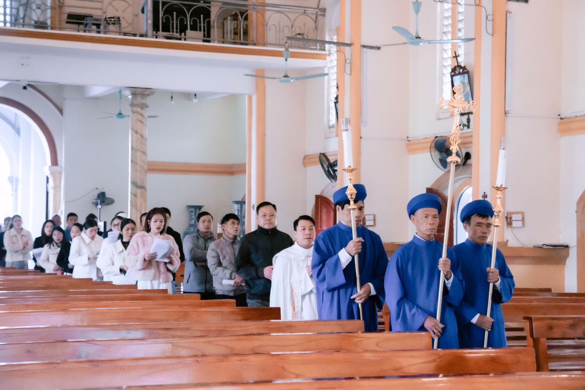 Đoàn hành hương tiến vào Nhà thờ