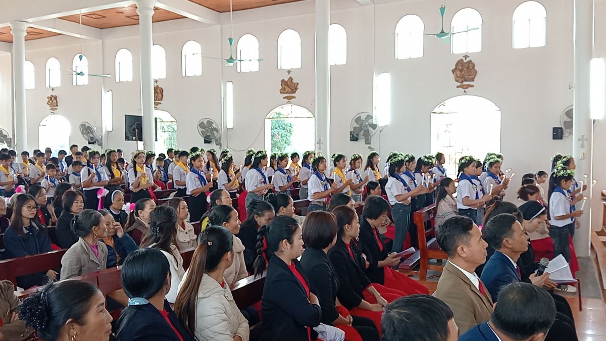 Các em long trọng lặp lại lời tuyên xưng Đức tin