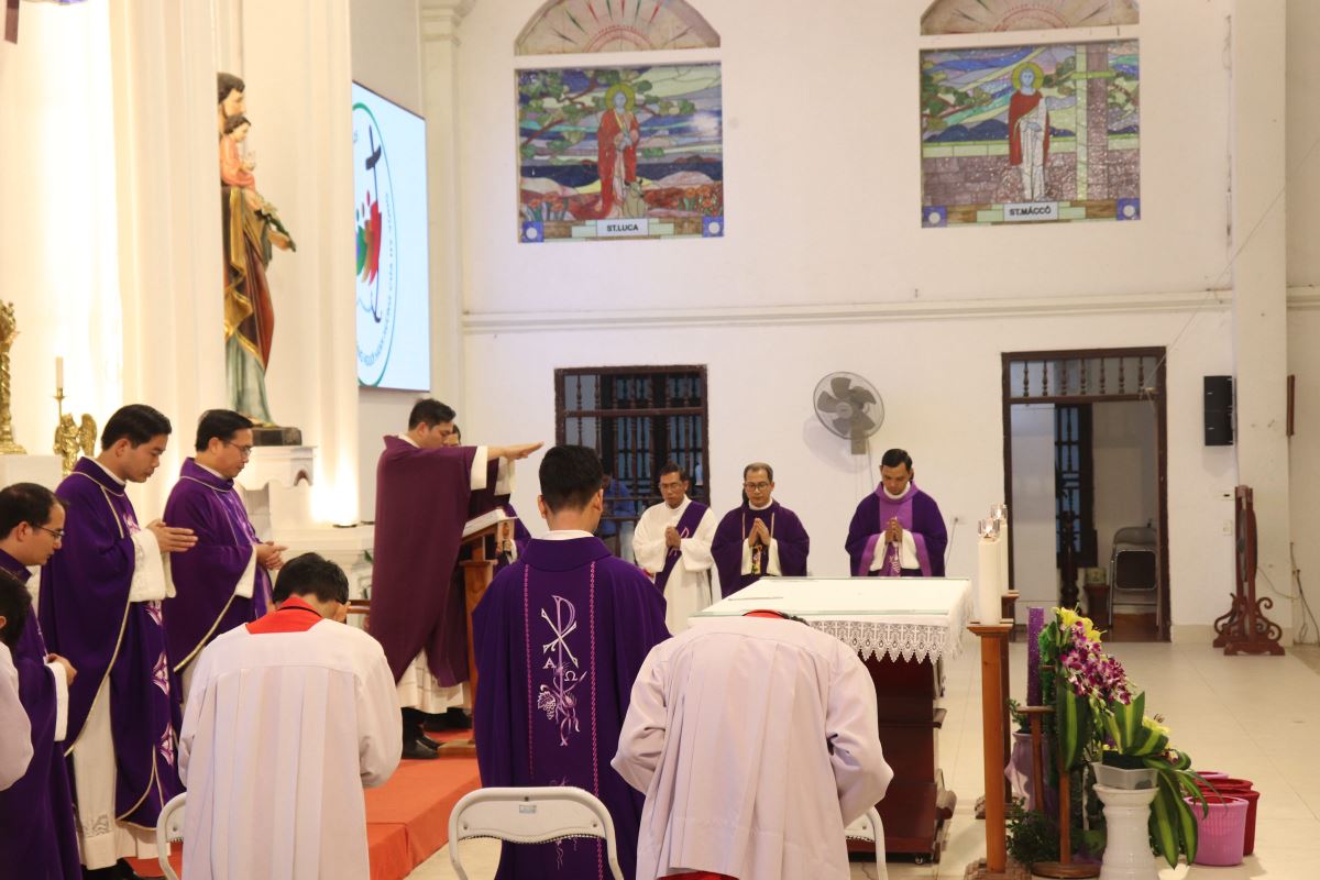 Cha chủ tế ban phép lành trọng thể cuối lễ