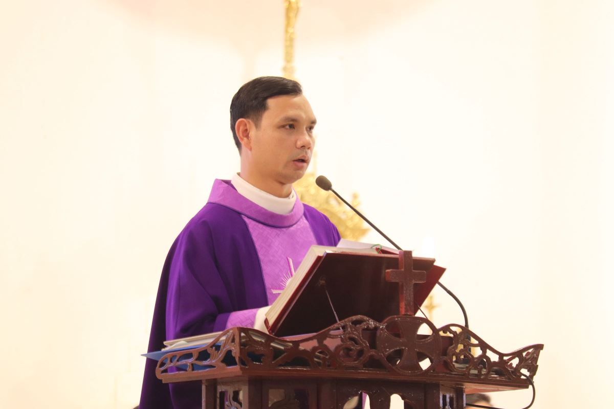 Cha Giuse Nguyễn Văn Thưởng giảng lễ
