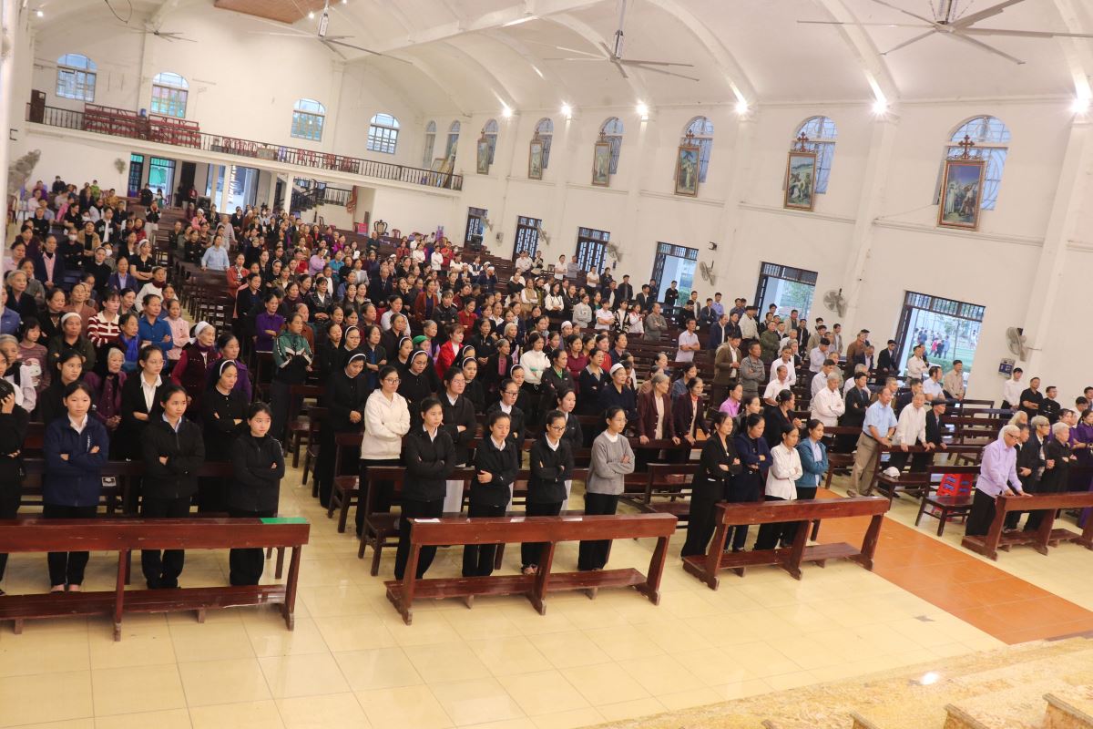​Cộng đoàn sốt sắng hiệp dâng Thánh lễ
