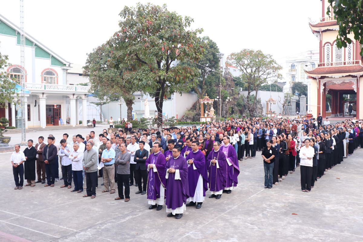 Cộng đoàn tham dự nghi thức hành hương