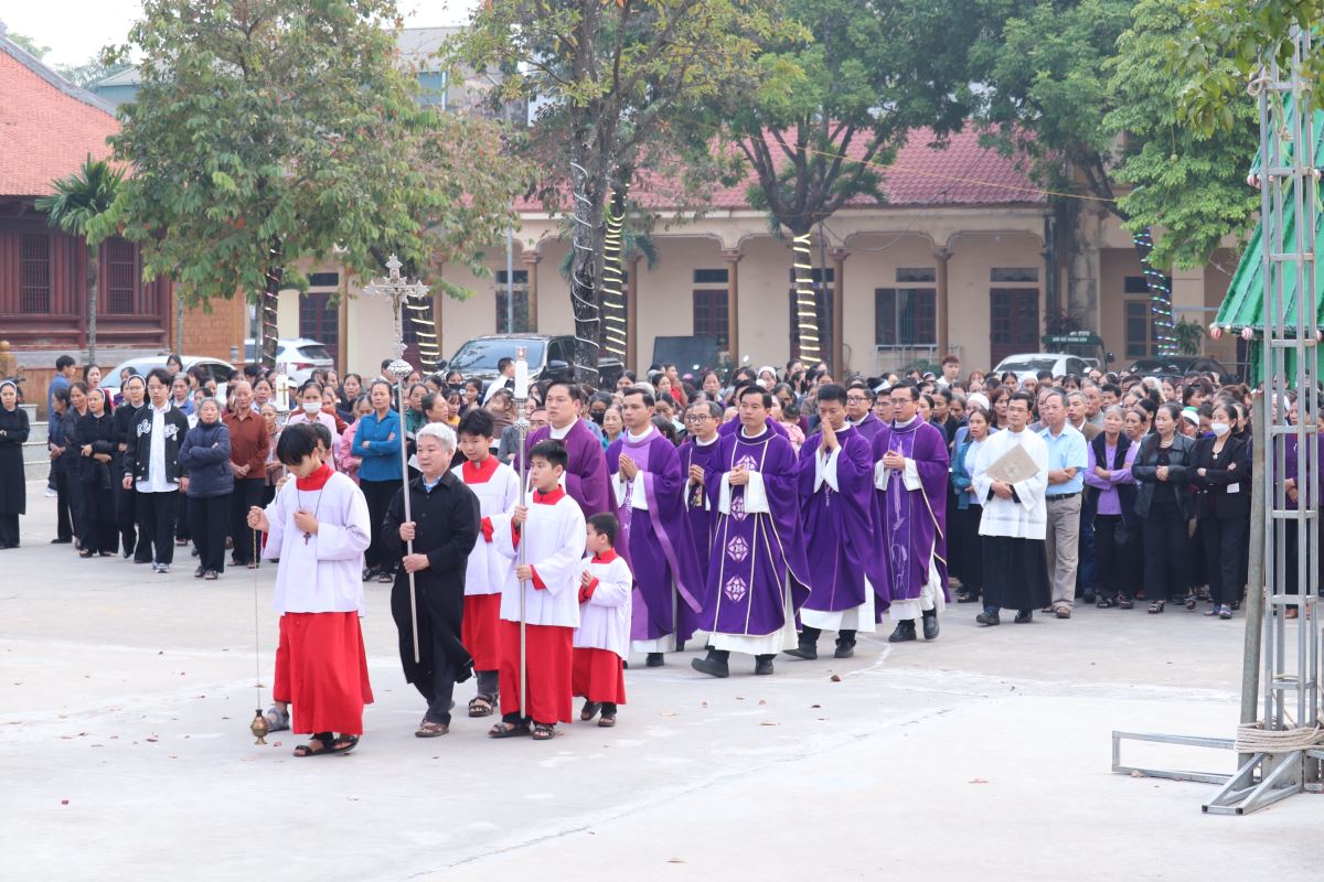 Cộng đoàn tiến vào Nhà Đa năng để hiệp dâng Thánh lễ
