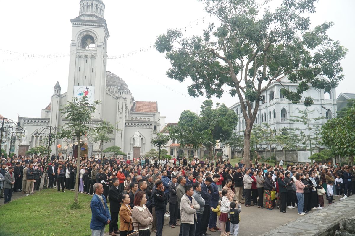 Cộng đoàn quy tụ tham dự nghi thức hành hương