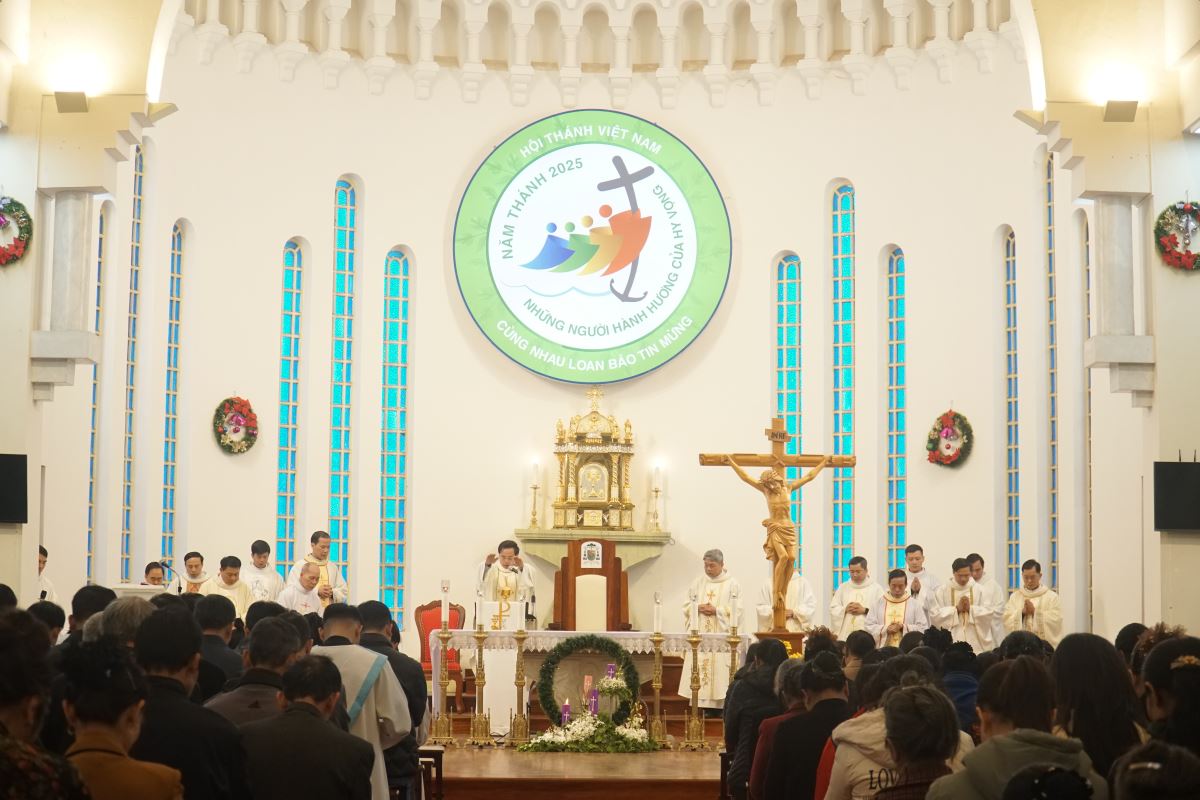 Cha chủ tế ban phép lành trọng thể cuối lễ