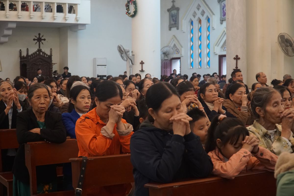 Cộng đoàn sốt sắng quỳ cầu nguyện, dâng lên Chúa những tâm tình chân thành nhất