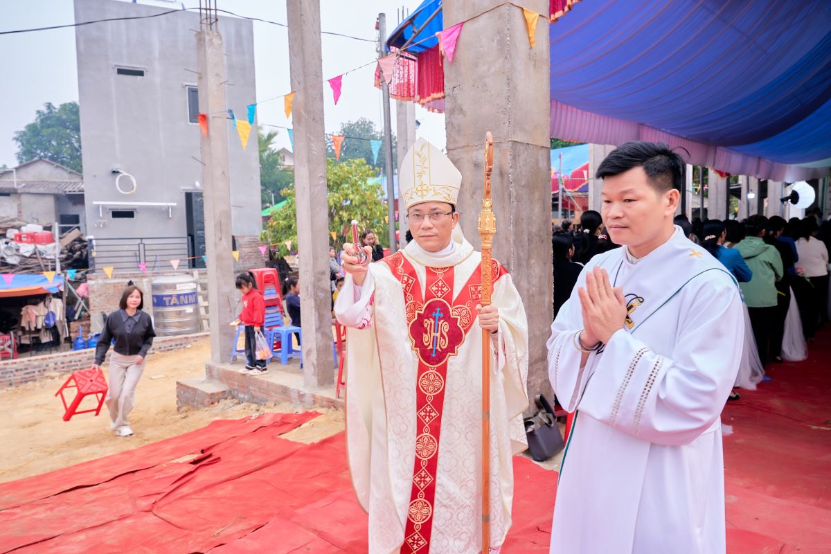 Đức cha rảy nước thánh trên diện tích khu đất xây dựng nhà thờ mới