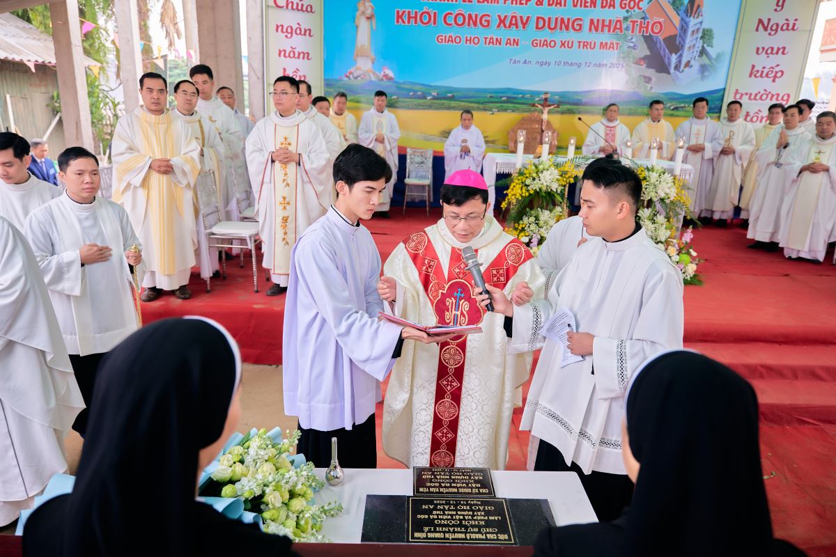 Đức cha làm phép viên đá góc và đặt vào nền móng xây dựng nhà thờ