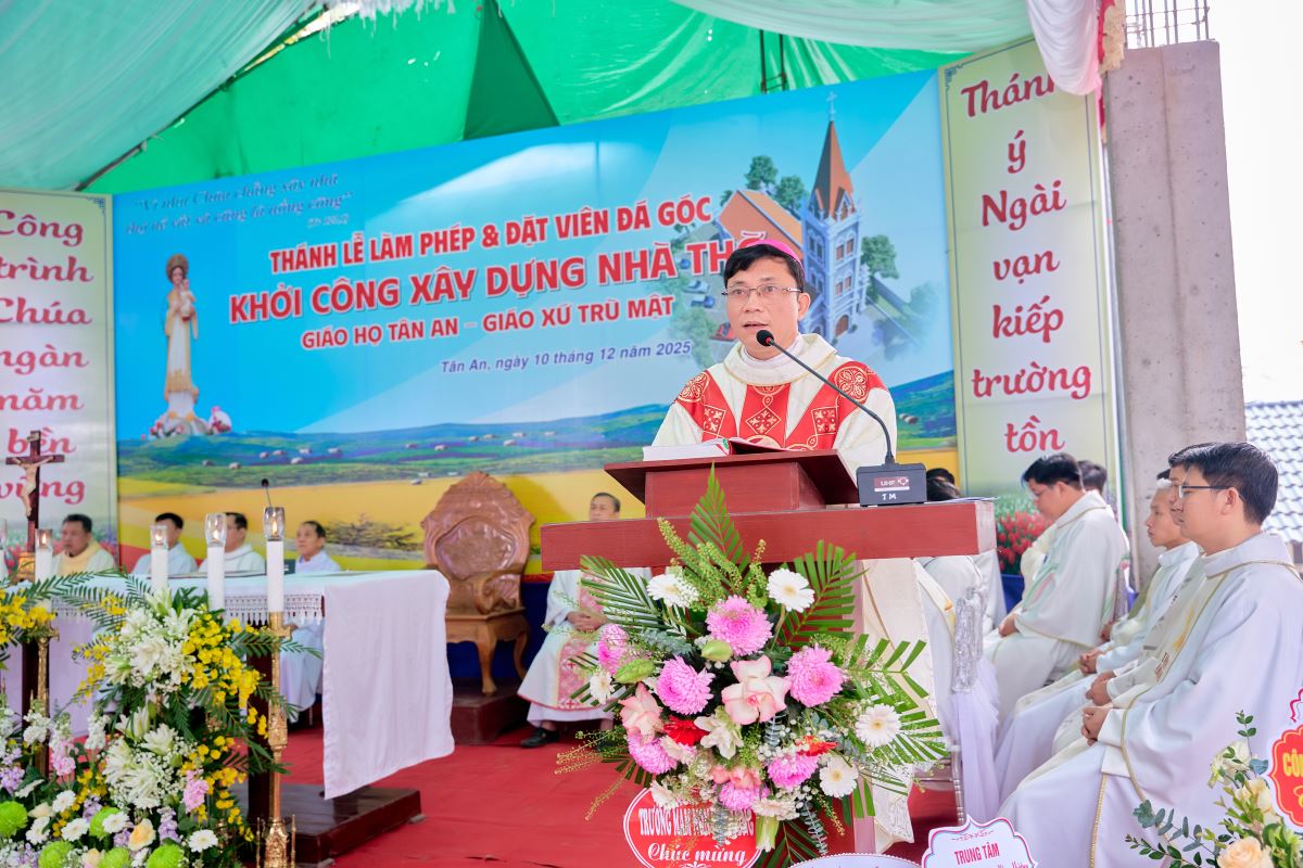 Đức cha Phaolô giảng lễ