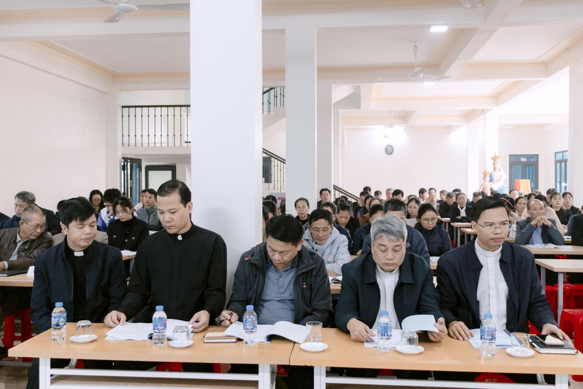 Các tham dự viên chăm chú lắng nghe