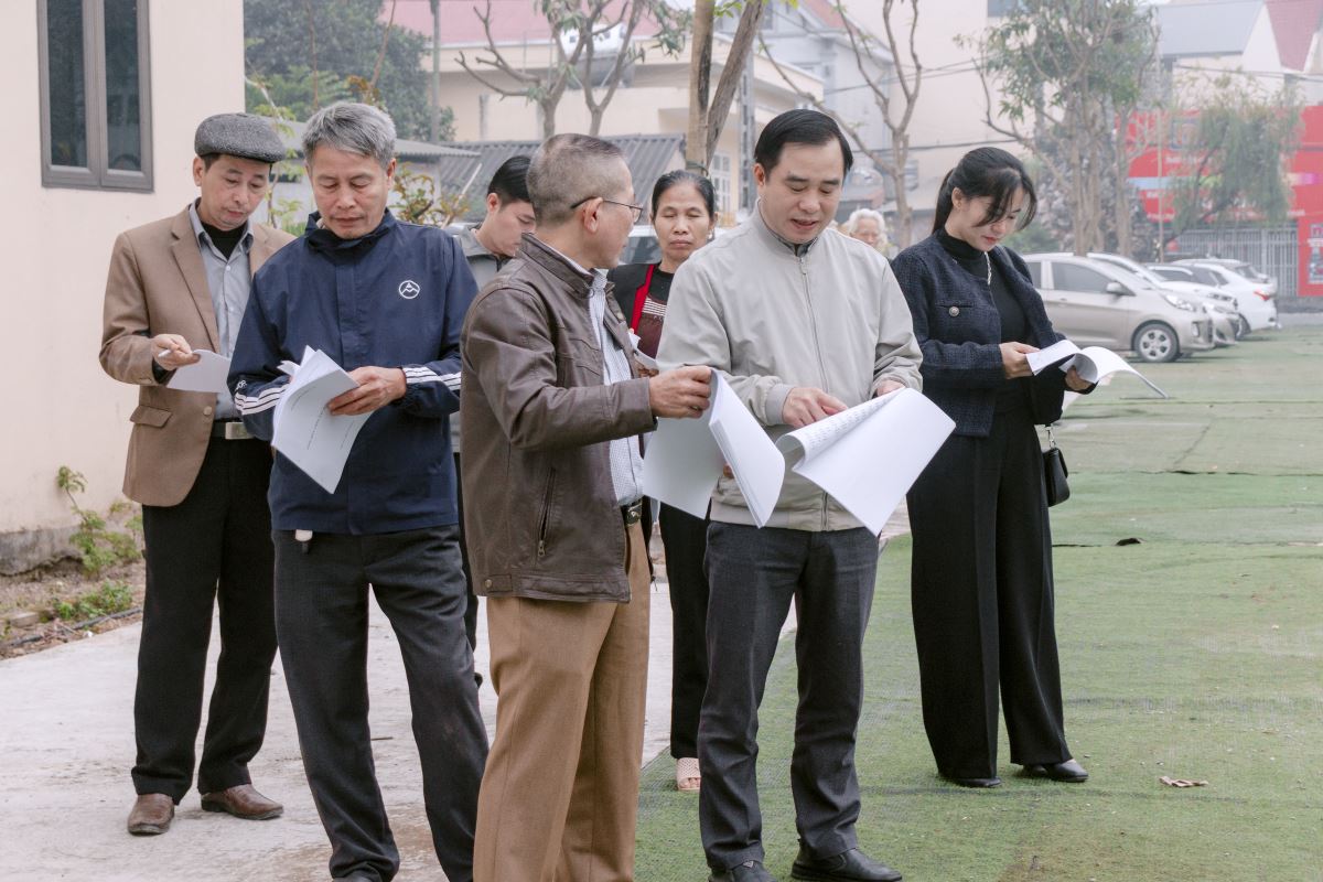 Ban Tổ chức đón tiếp các tham dự viên, phát tài liệu và các đại biểu nghiên cứu nội dung trước khi Hội nghị chính thức bắt đầu