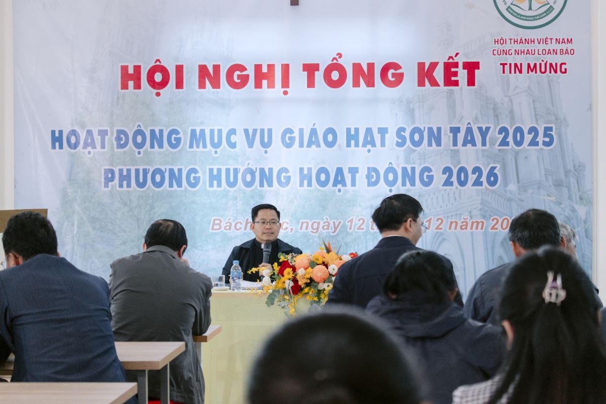 Cha Quản hạt đồng hành và định hướng, chốt lại các ý kiến đóng góp của Hội nghị