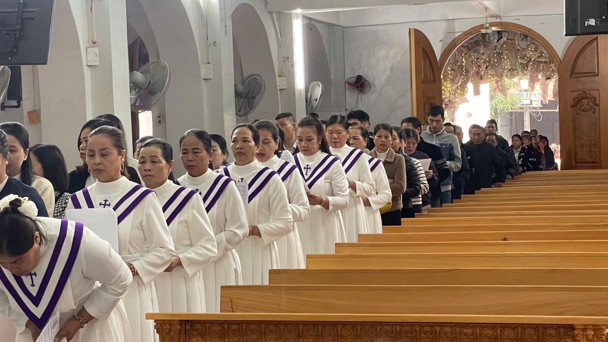 Đoàn hành hương bước qua Cửa Thánh