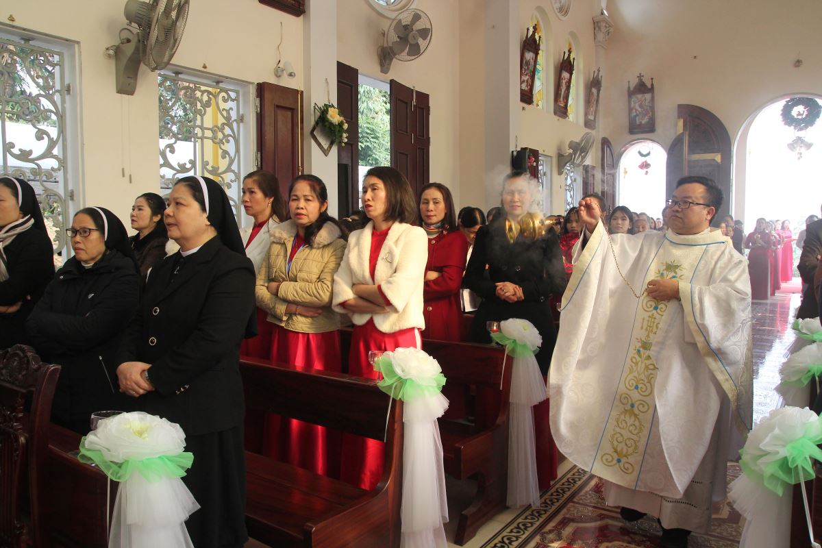 cha quản xứ Yên Bái Giuse Nguyễn Văn Tuyến xông hương đoàn đồng tế, tường nhà thờ và cộng đoàn