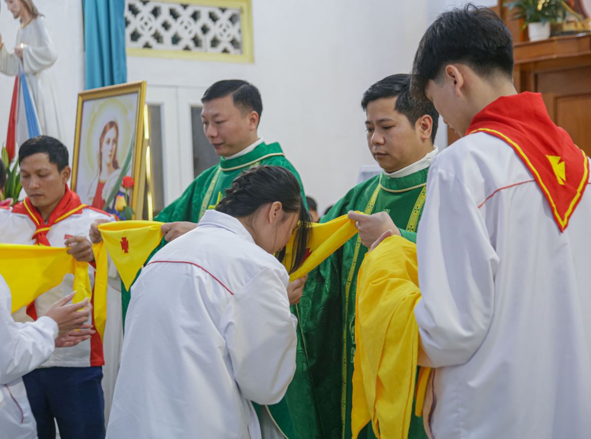 Tuyên hứa và trao khăn cho đoàn sinh