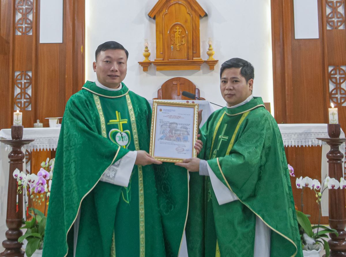 Trao văn thư công nhận Xứ đoàn cho cha Tuyên úy Xứ đoàn