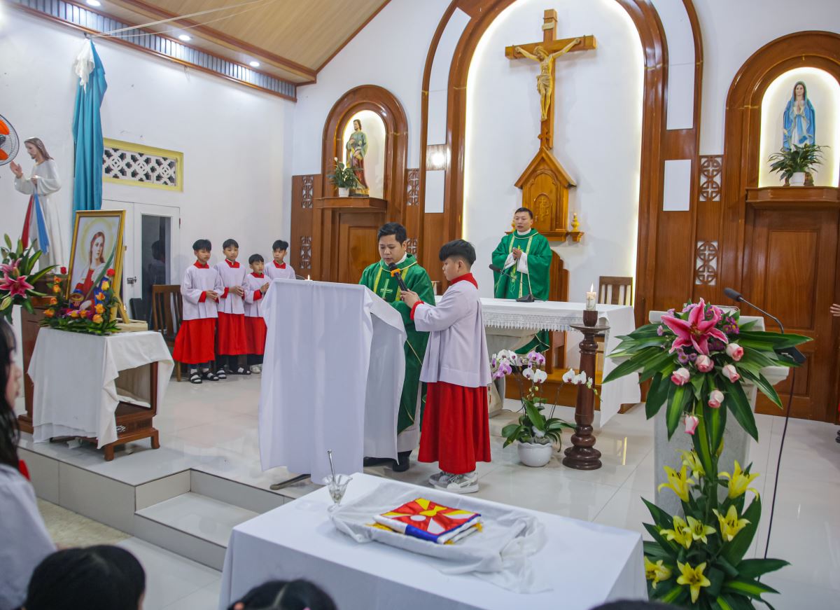 Cha Gioan Vũ Ân - Tuyên úy Hiệp đoàn chủ sự nghi thức ra mắt Xứ Đoàn TNTT Lucia