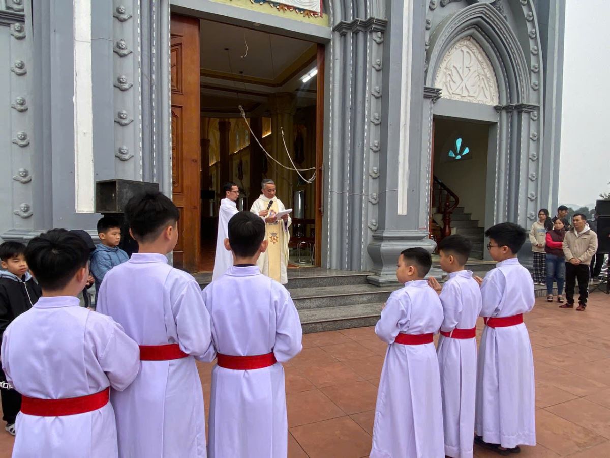 Cha xứ Phanxicô Xaviê chủ sự nghi thức làm phép các phương tiện và dụng cụ lao động