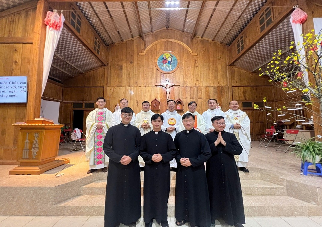 Chị em thuộc Hội dòng Mến Thánh Giá Kiên Lao – Bùi Chu