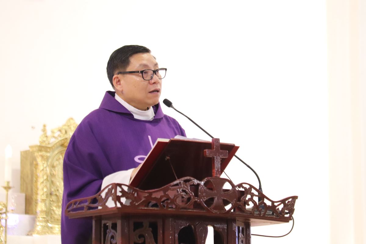 Cha Antôn giảng lễ