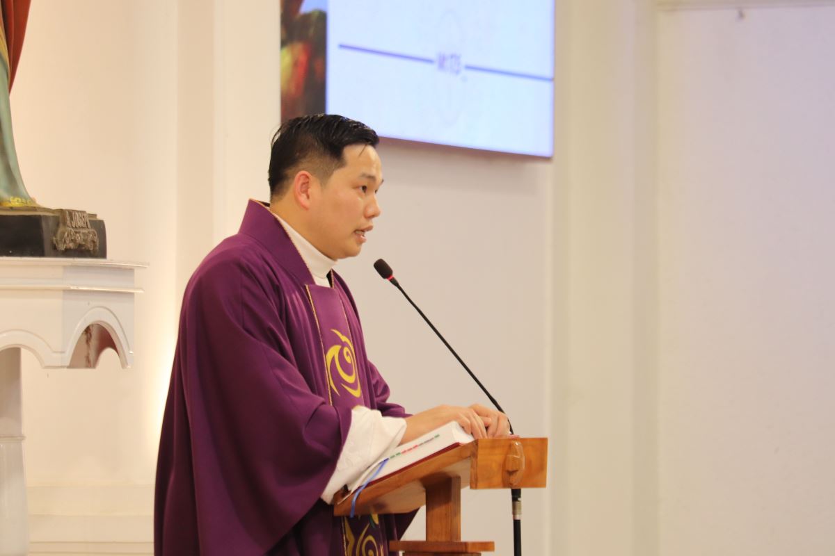 Cha chủ tế ngỏ lời với cộng đoàn