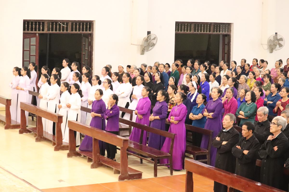 Cộng đoàn sốt sắng hiệp dâng Thánh lễ