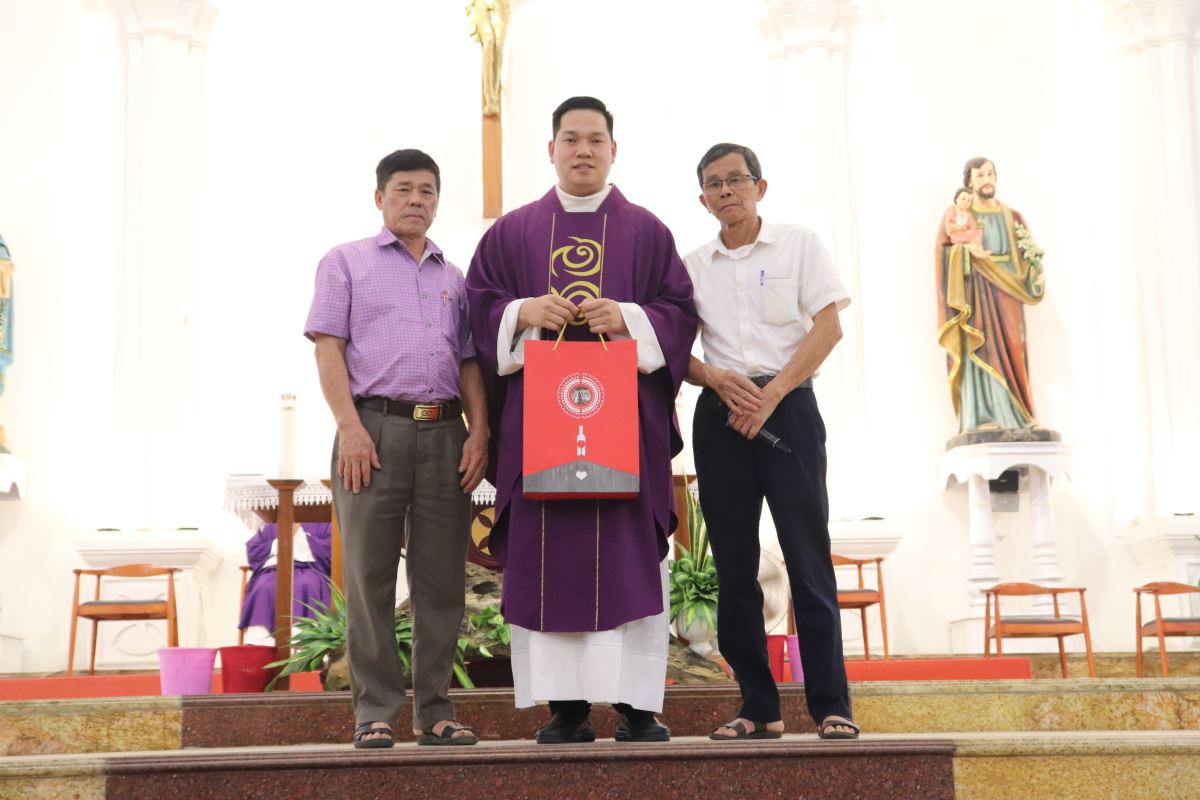 Giáo xứ tặng quà lưu niệm trước khi cha rời xứ