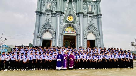 147 em thiếu nhi lãnh nhận Bí tích Thêm Sức tại Giáo xứ Lã Hoàng