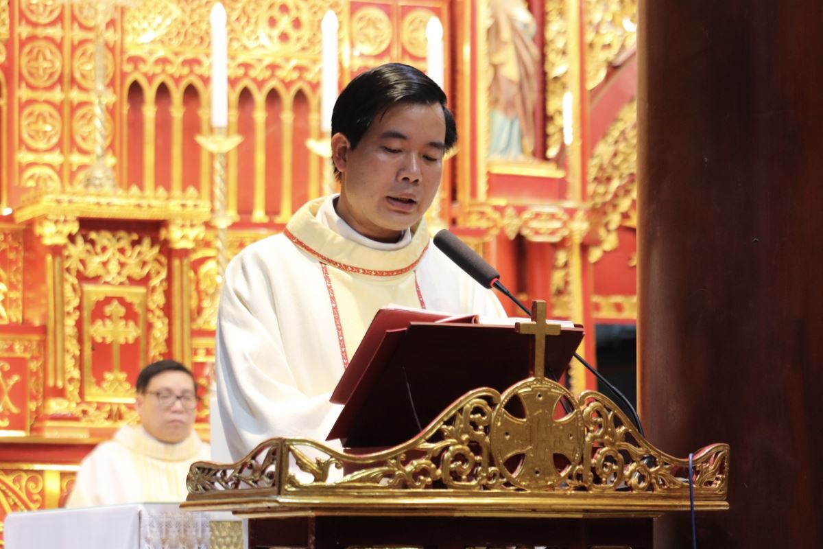 Cha Phêrô giảng lễ