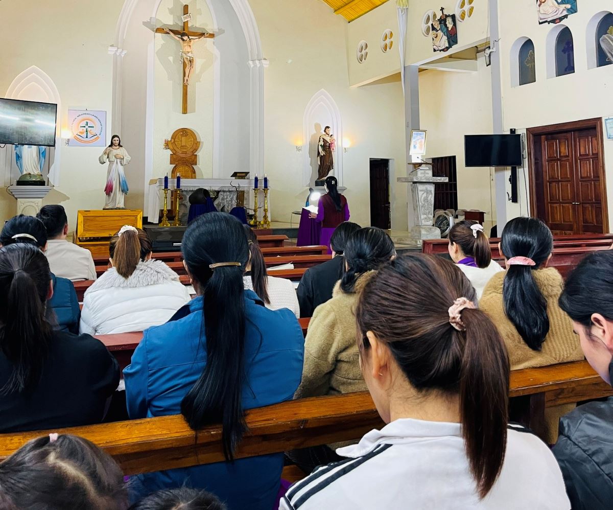 Cộng đoàn sốt sắng tham dự giờ Ngắm 15 sự Thương Khó 