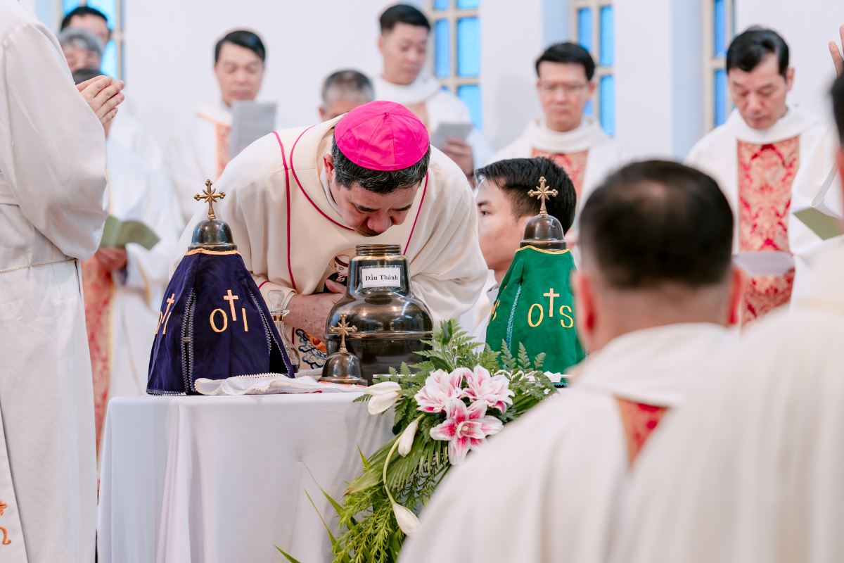 Đức Giám mục hà hơi trên bình Dầu