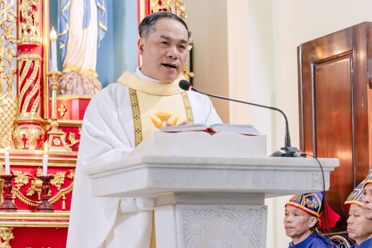 Cha xứ giảng lễ