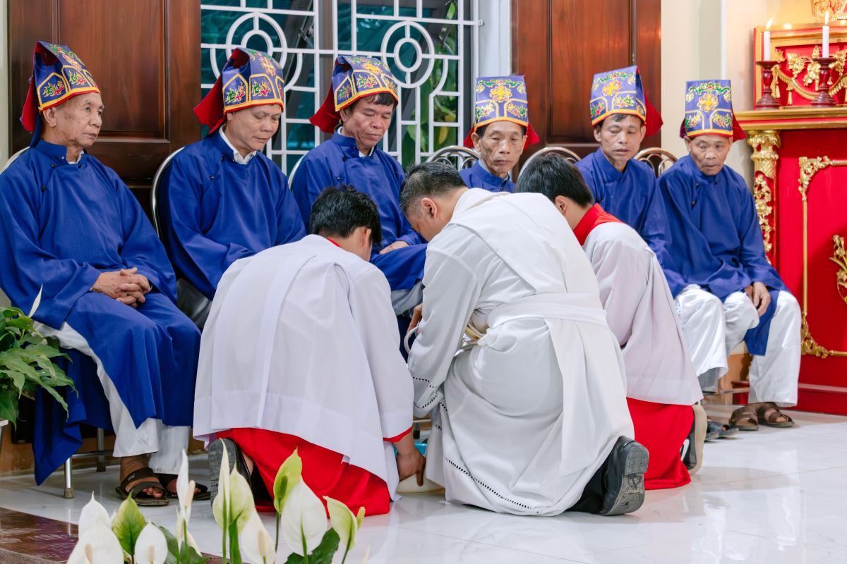 Cha chủ tế thực hiện nghi thức rửa chân, tái hiện cử chỉ yêu thương và phục vụ của Chúa Giêsu dành cho các môn đệ