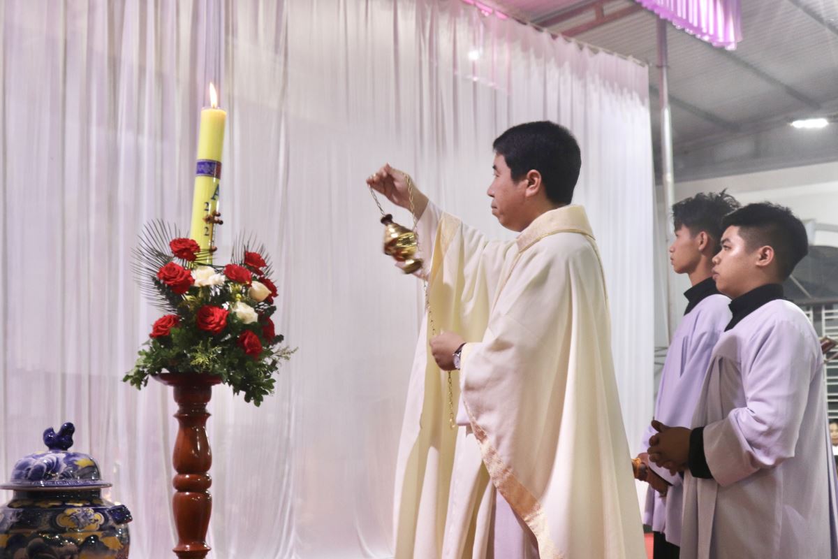 Cha chủ tế xông hương Nến Phục Sinh