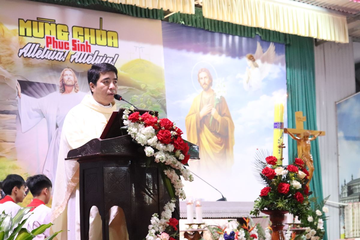 Cha Giuse giảng lễ