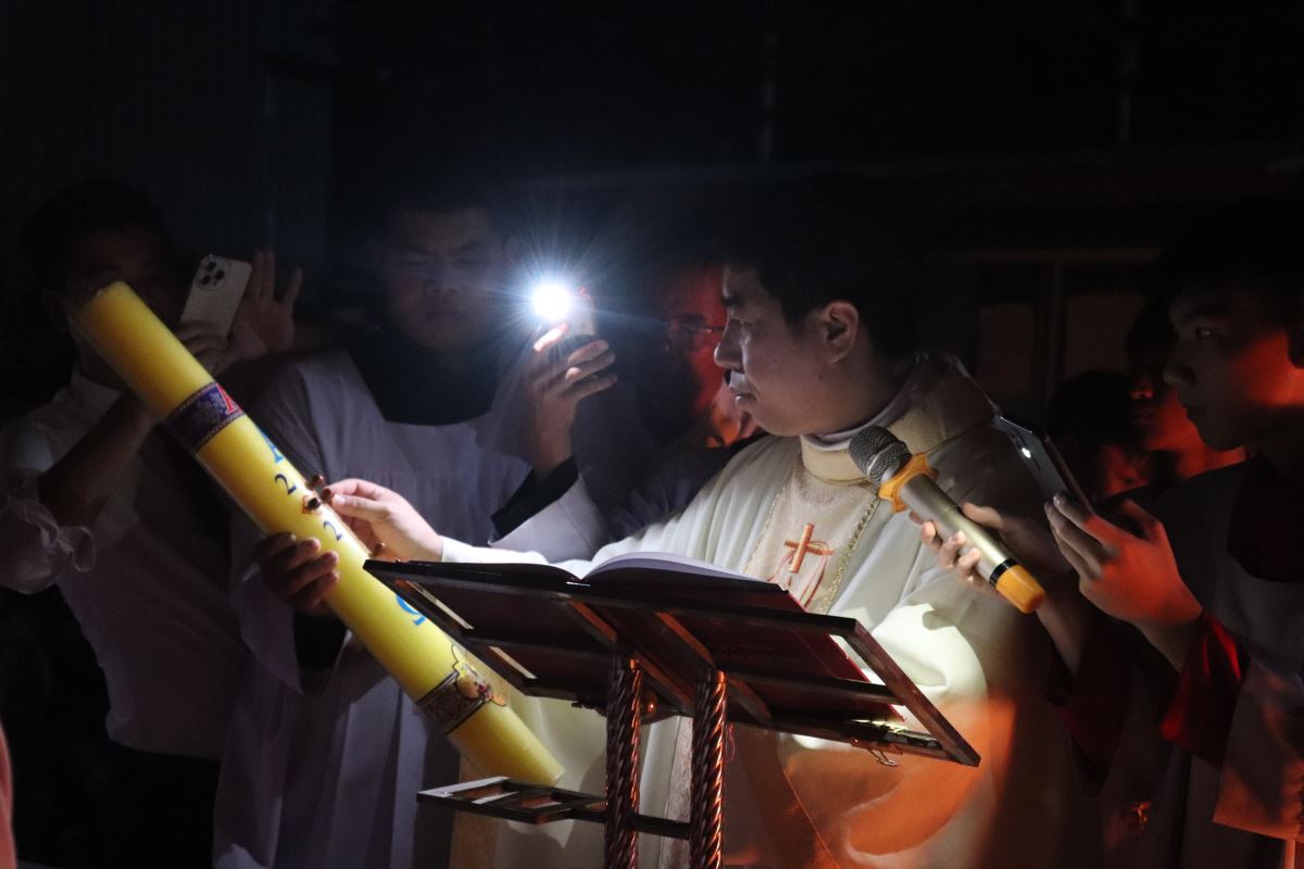 Cha Giuse Trần Văn Điển cử hành nghi thức Đêm Canh thức Vượt Qua và Thánh lễ Vọng Phục Sinh