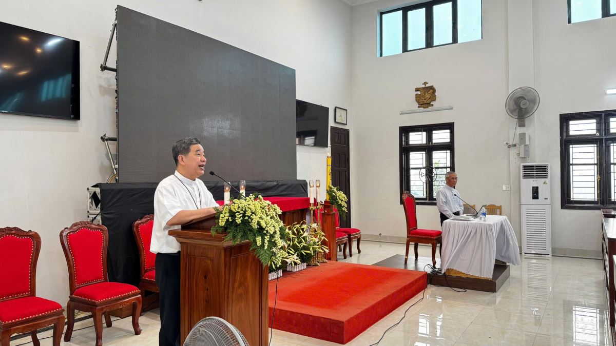 Đức cha Đaminh giới thiệu