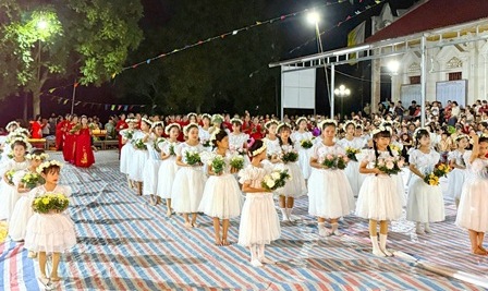 Chuẩn xứ Đồng Hoa sốt sắng dâng hoa kính Đức Mẹ trong Chúa nhật VII Phục Sinh