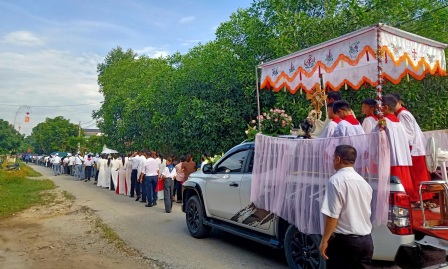Giáo xứ Tuyên Quang long trọng cung nghinh Thánh Thể Chúa
