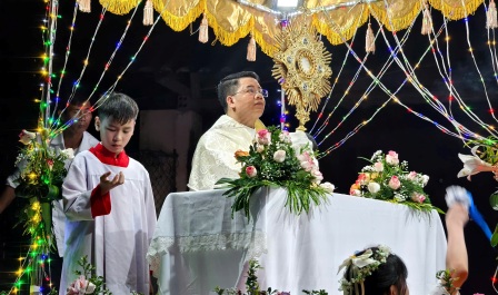 Giáo xứ Tân Thịnh: Thánh lễ và cuộc cung nghinh Thánh Thể trong niềm tin và lòng mến