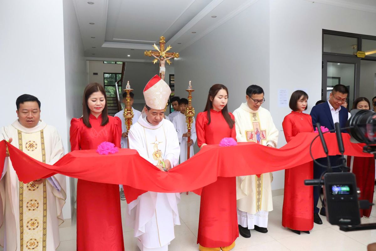 Nghi thức cắt băng khánh thành