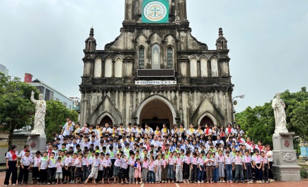 Giáo xứ Vĩnh Lộc: Tổng kết Trại hè Thiếu nhi Thánh Thể 2026 với chủ đề "Thiếu nhi bước đi trong ánh sáng"