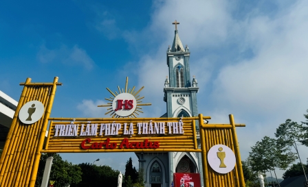 Giáo xứ Phú Lâm: Triển lãm Phép lạ Thánh Thể theo chân Thánh Carlo Acutis