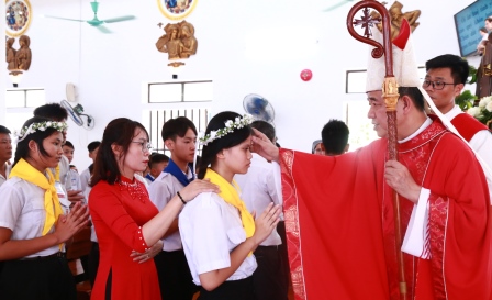 Thánh Lễ Ban Bí Tích Thêm Sức Tại Giáo Xứ Thanh Uyên