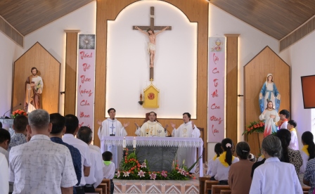 Giáo họ Mường Ảng hân hoan đón cha phụ tá mới trong Thánh lễ Kính trọng thể Đức Mẹ Mân Côi