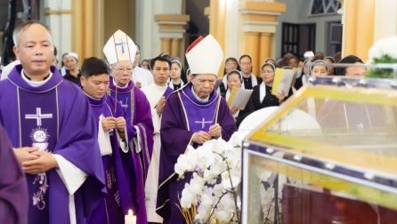 Các phái đoàn trong và ngoài Giáo phận Hưng Hóa kính viếng, cầu nguyện cho cha cố Piô Ngô Phúc Hậu