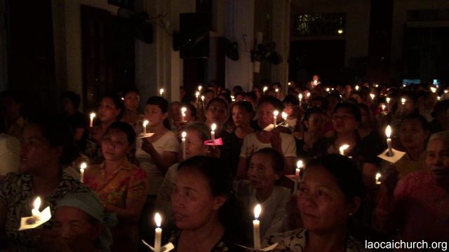 Giáo xứ Lào Cai Thắp Nến Cầu Nguyện Cho Cộng Đoàn Công Giáo Tại Mường Khương_Kinh Lạy Cha
