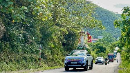 Giáo xứ Kiệt Sơn rước hoa và dâng hoa kính Đức Mẹ